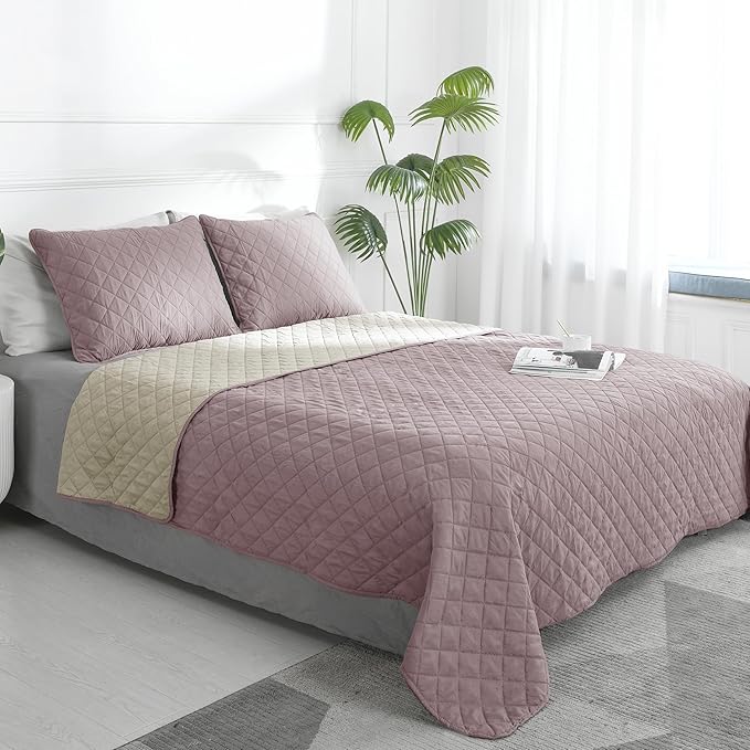 Easy-Going King Size Reversible Quilt Set with 1 Quilt and 2 Pillow Shams, Soft Bed Quilt Cover, Water Resistant Lightweight Microfiber Bedspread, Stain Resistant, Pink/Beige